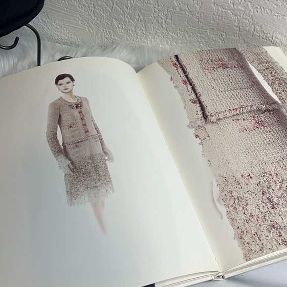 CHANEL Metropolitan Museum Of Art Book Harold Koda - Picture 13 of 13